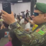 Organizaciones ambientalistas señalaron que varias personas asistieron vistiendo prendas de apariencia militar, algunas con boinas y otras con vestimenta de camuflado. De acuerdo con los denunciantes, varios de ellos se presentaban como reservistas o militares en retiro, aunque hasta el momento las autoridades no han confirmado oficialmente esa condición - Foto: Radio Nacional de Colombia