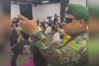 Organizaciones ambientalistas señalaron que varias personas asistieron vistiendo prendas de apariencia militar, algunas con boinas y otras con vestimenta de camuflado. De acuerdo con los denunciantes, varios de ellos se presentaban como reservistas o militares en retiro, aunque hasta el momento las autoridades no han confirmado oficialmente esa condición - Foto: Radio Nacional de Colombia