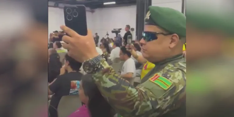 Organizaciones ambientalistas señalaron que varias personas asistieron vistiendo prendas de apariencia militar, algunas con boinas y otras con vestimenta de camuflado. De acuerdo con los denunciantes, varios de ellos se presentaban como reservistas o militares en retiro, aunque hasta el momento las autoridades no han confirmado oficialmente esa condición - Foto: Radio Nacional de Colombia