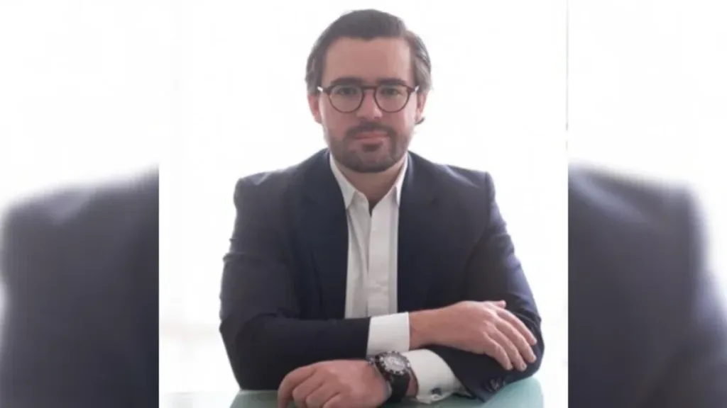 Sin embargo, el nombramiento también tiene una lectura política inevitable. Nicolás Gómez es hijo del senador Enrique Gómez Martínez, una de las principales figuras de Salvación Nacional y uno de los aliados más cercanos del presidente electo. Al mismo tiempo, es sobrino de Miguel Gómez Martínez, quien ocupará el Ministerio de Hacienda - Foto: Redes Nicolás Gómez
