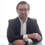 Sin embargo, el nombramiento también tiene una lectura política inevitable. Nicolás Gómez es hijo del senador Enrique Gómez Martínez, una de las principales figuras de Salvación Nacional y uno de los aliados más cercanos del presidente electo. Al mismo tiempo, es sobrino de Miguel Gómez Martínez, quien ocupará el Ministerio de Hacienda - Foto: Redes Nicolás Gómez