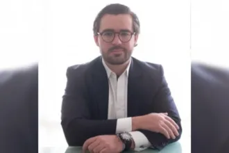 Sin embargo, el nombramiento también tiene una lectura política inevitable. Nicolás Gómez es hijo del senador Enrique Gómez Martínez, una de las principales figuras de Salvación Nacional y uno de los aliados más cercanos del presidente electo. Al mismo tiempo, es sobrino de Miguel Gómez Martínez, quien ocupará el Ministerio de Hacienda - Foto: Redes Nicolás Gómez