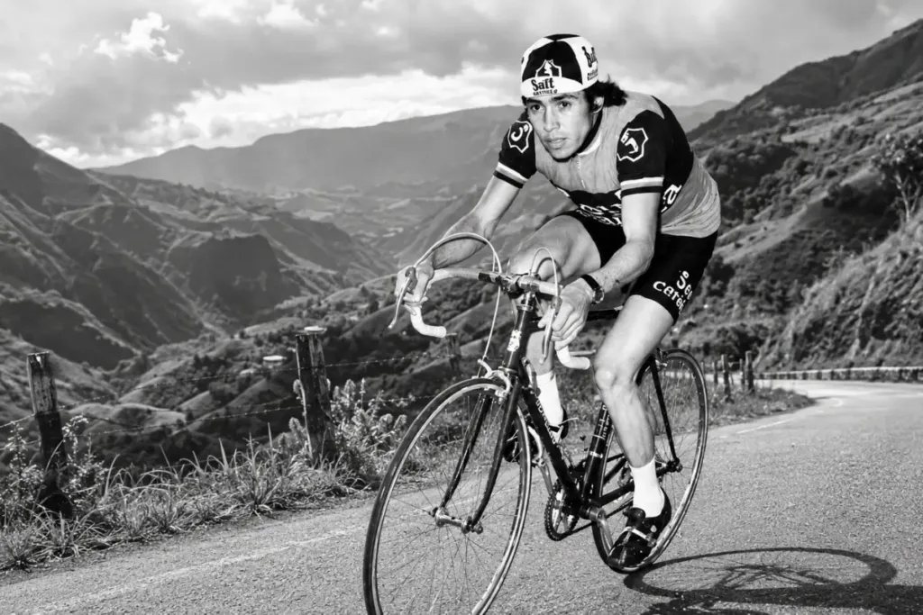Criado entre las montañas boyacenses, desarrolló desde muy joven las condiciones físicas que más tarde lo convertirían en uno de los mejores escaladores que ha dado el ciclismo colombiano. Su talento comenzó a hacerse evidente cuando apenas llevaba un par de años compitiendo - Foto: Fedeciclismo