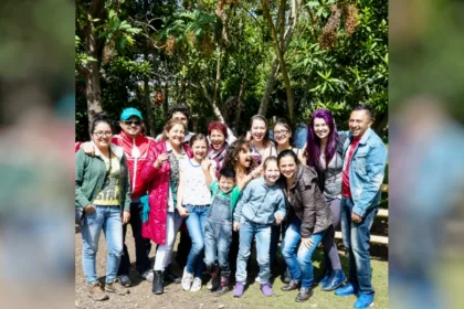 Durante años, muchas de las posibilidades parecían limitarse al barrio, a la ciudad o al país donde habían nacido. La migración amplió ese horizonte. Nuevos idiomas, costumbres y experiencias comenzaron a formar parte de las conversaciones familiares. Lo que antes parecía imposible empezó a parecer cercano - Foto: Julieth Cabral