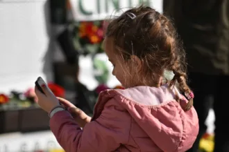 Entre los objetivos del decreto figura la prevención de fenómenos como el ciberacoso, el grooming, la explotación sexual de menores en internet, la difusión de material de abuso sexual infantil, el reclutamiento de niños y adolescentes por organizaciones criminales mediante plataformas digitales y los efectos derivados del uso excesivo o inadecuado de los servicios digitales - Foto: Bicanski