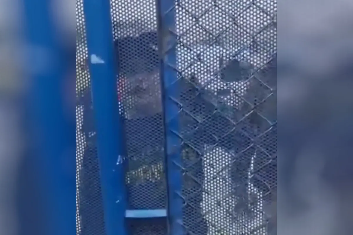 Videos difundidos en redes sociales muestran a integrantes de un grupo identificado como "Soldados de Cristo" interactuando con estudiantes a la salida del plantel, situación que motivó la intervención de profesores y directivos - Foto: Captura Vídeo