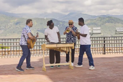 La fusión de la marimba de chonta hace una poderosa fuerza folclórica del Pacífico colombiano de Herencia de Timbiquí con el ritmo Chapín de Malacates Trébol Shop  que crean una atmósfera sonora única que eriza la piel - Foto: Altafonte Network