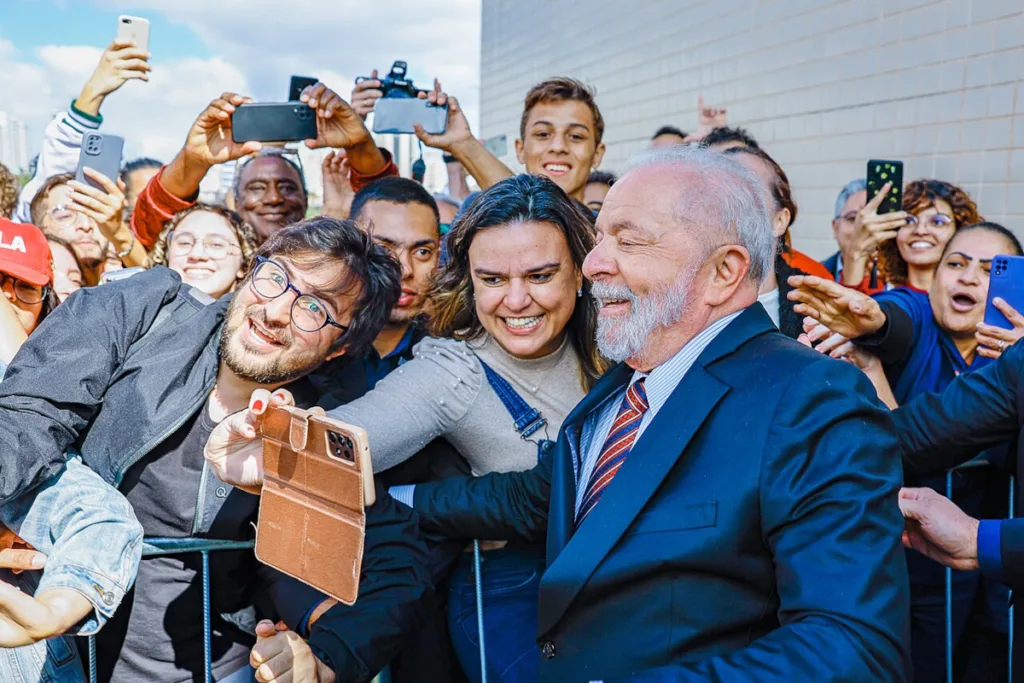 Lula llegará a la campaña con 80 años y, de ganar, terminaría un eventual nuevo periodo con cerca de 84 años. Esta condición se convirtió en uno de los principales argumentos de sus críticos, quienes cuestionan si podrá mantener el ritmo de una presidencia exigente y enfrentar los desafíos económicos, sociales y geopolíticos que tendrá Brasil en los próximos años - Foto: Palácio do Planalto