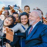 Lula llegará a la campaña con 80 años y, de ganar, terminaría un eventual nuevo periodo con cerca de 84 años. Esta condición se convirtió en uno de los principales argumentos de sus críticos, quienes cuestionan si podrá mantener el ritmo de una presidencia exigente y enfrentar los desafíos económicos, sociales y geopolíticos que tendrá Brasil en los próximos años - Foto: Palácio do Planalto