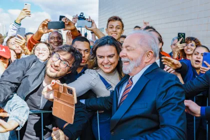 Lula llegará a la campaña con 80 años y, de ganar, terminaría un eventual nuevo periodo con cerca de 84 años. Esta condición se convirtió en uno de los principales argumentos de sus críticos, quienes cuestionan si podrá mantener el ritmo de una presidencia exigente y enfrentar los desafíos económicos, sociales y geopolíticos que tendrá Brasil en los próximos años - Foto: Palácio do Planalto