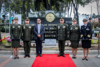 Uno de los principales indicadores presentados por la institución es la acreditación institucional en Alta Calidad, que, de acuerdo con el boletín, cumple su cuarto ciclo consecutivo y se mantiene de manera ininterrumpida desde 2012. A esto se suman 23 programas académicos acreditados, equivalentes a más de la mitad de la oferta susceptible de acreditación - Foto: Policía Nacional