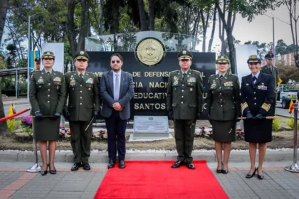 Uno de los principales indicadores presentados por la institución es la acreditación institucional en Alta Calidad, que, de acuerdo con el boletín, cumple su cuarto ciclo consecutivo y se mantiene de manera ininterrumpida desde 2012. A esto se suman 23 programas académicos acreditados, equivalentes a más de la mitad de la oferta susceptible de acreditación - Foto: Policía Nacional