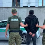 El hombre fue detenido el 15 de julio de 2026 en el propio complejo de Auschwitz, ubicado en la localidad de Oświęcim, en el sur de Polonia. Según la Policía polaca, durante su recorrido posó para una fotografía mientras hacía gestos correspondientes al saludo nazi. La imagen había sido tomada por un conocido que lo acompañaba - Foto: Notes From Poland