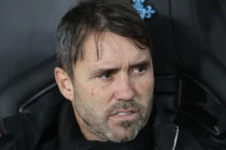 Coudet había asumido con la misión de devolverle protagonismo a River después de la salida de Marcelo Gallardo. Sin embargo, los resultados estuvieron lejos de las expectativas y el equipo terminó atravesando una seguidilla de actuaciones que puso en duda tanto el funcionamiento colectivo como la capacidad del entrenador para revertir la situación - Foto: RTVE