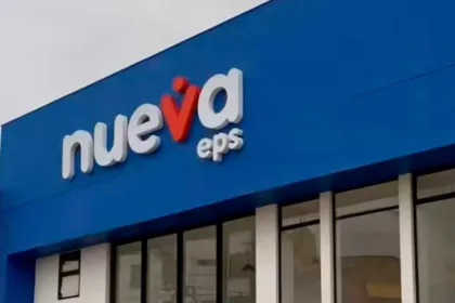 Desde una perspectiva técnica, la pregunta central no es únicamente cuántos afiliados pueden salir de la Nueva EPS, sino qué ocurrirá con las obligaciones acumuladas. El traslado de usuarios no elimina automáticamente las deudas con hospitales, clínicas, proveedores de medicamentos y otros prestadores. Tampoco borra los déficits financieros ni resuelve las dificultades administrativas que hayan contribuido a la crisis. La Nueva EPS podría tener menos usuarios, pero conservaría obligaciones anteriores y problemas patrimoniales que requerirían un plan de saneamiento independiente - Foto: Nueva EPS