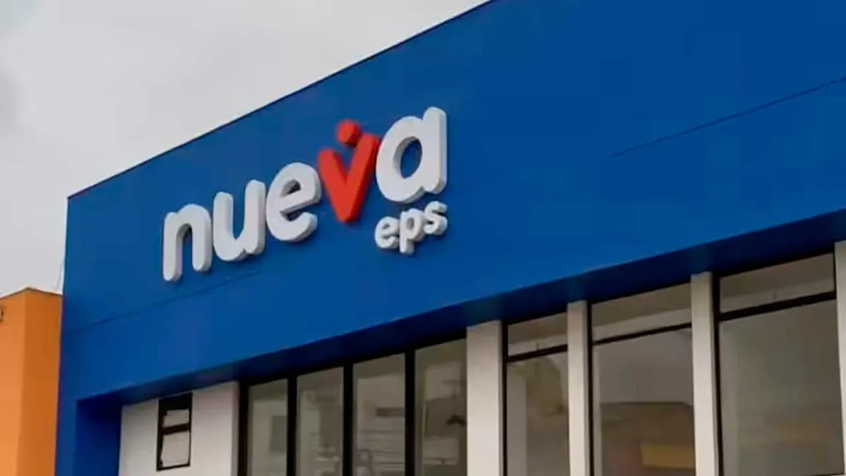 Desde una perspectiva técnica, la pregunta central no es únicamente cuántos afiliados pueden salir de la Nueva EPS, sino qué ocurrirá con las obligaciones acumuladas. El traslado de usuarios no elimina automáticamente las deudas con hospitales, clínicas, proveedores de medicamentos y otros prestadores. Tampoco borra los déficits financieros ni resuelve las dificultades administrativas que hayan contribuido a la crisis. La Nueva EPS podría tener menos usuarios, pero conservaría obligaciones anteriores y problemas patrimoniales que requerirían un plan de saneamiento independiente - Foto: Nueva EPS