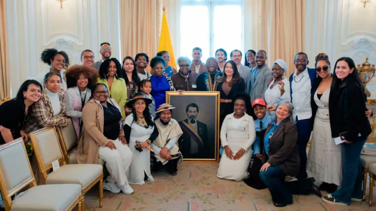 “Estamos en un acto de justicia, retornando al Palacio de Nariño el cuadro del expresidente Juan José Nieto Gil, para que este país no olvide que fue un hombre negro que gobernó a Colombia y que la historia oficial ha querido borrar”, afirmó Márquez durante la entrega de la pintura - Foto: X/@ViceColombia
