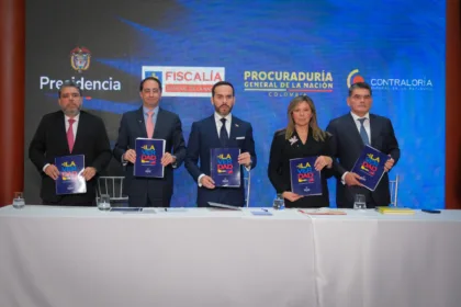 El expediente, elaborado a partir del proceso de empalme entre los gobiernos saliente y entrante, reúne más de 80 casos que la nueva administración considera suficientemente relevantes para ponerlos en conocimiento de las autoridades competentes - Foto: Presidencia