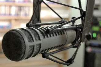 De acuerdo con la información divulgada por la Fundación para la Libertad de Prensa (FLIP), los comunicadores fueron contactados mediante llamadas telefónicas, mensajes y amenazas directas. Los hechos ocurrieron en un periodo inferior a seis horas, lo que generó preocupación por la posible coordinación de las intimidaciones y por el riesgo para los periodistas - Foto: Renée Johnson