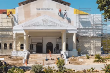 La segunda sede estaría ubicada en el Batallón Paraíso, en el norte de Barranquilla. Allí existe un edificio dentro de las instalaciones de la Segunda Brigada que comenzó a ser intervenido para adecuarlo como espacio de trabajo presidencial. El gobernador del Atlántico, Eduardo Verano de la Rosa, realizó una visita de inspección a las obras y señaló que el objetivo era optimizar la funcionalidad de los espacios y garantizar que estuvieran disponibles para el inicio de la nueva administración - Foto: Captura Vídeo