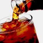 La Organización Mundial de la Salud, sin embargo, considera que los impuestos sobre productos como las bebidas azucaradas pueden formar parte de las políticas destinadas a enfrentar enfermedades no transmisibles. En enero de 2026, la organización advirtió que impuestos demasiado bajos sobre estos productos pueden mantenerlos excesivamente asequibles y recomendó fortalecer las políticas fiscales y de salud - Foto: a_le_jan_dro N