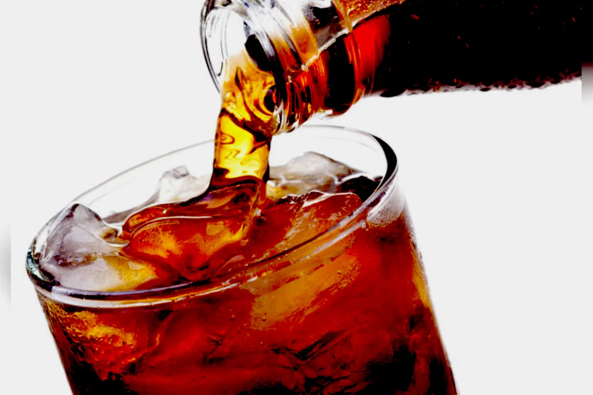 La Organización Mundial de la Salud, sin embargo, considera que los impuestos sobre productos como las bebidas azucaradas pueden formar parte de las políticas destinadas a enfrentar enfermedades no transmisibles. En enero de 2026, la organización advirtió que impuestos demasiado bajos sobre estos productos pueden mantenerlos excesivamente asequibles y recomendó fortalecer las políticas fiscales y de salud - Foto: a_le_jan_dro N