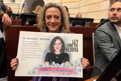 La ley lleva el nombre de la periodista Jineth Bedoya Lima, quien fue secuestrada, torturada y víctima de violencia sexual el 25 de mayo de 2000, cuando adelantaba una investigación periodística relacionada con hechos ocurridos en la cárcel La Modelo de Bogotá - Foto: Senado