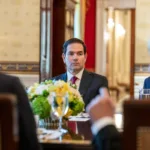 El Departamento de Estado deberá ahora ajustar su actuación a la decisión judicial, aunque el proceso todavía podría continuar. La Administración estadounidense tiene la posibilidad de recurrir el fallo ante una instancia superior y buscar que la medida sea revisada - Foto: The White House