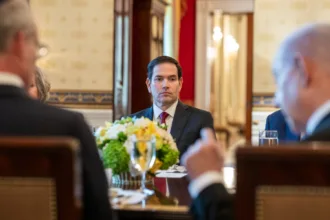 El Departamento de Estado deberá ahora ajustar su actuación a la decisión judicial, aunque el proceso todavía podría continuar. La Administración estadounidense tiene la posibilidad de recurrir el fallo ante una instancia superior y buscar que la medida sea revisada - Foto: The White House