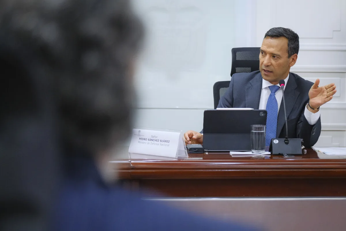 El ministro afirmó que el Gobierno y la Fuerza Pública no permitirán que los responsables permanezcan en la impunidad. Su mensaje estuvo acompañado de la promesa de intensificar las operaciones de inteligencia y de utilizar las capacidades militares y policiales para establecer quiénes planearon, financiaron y ejecutaron los ataques - Foto: Archivo/Presidencia