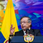 La obligación de solicitar este permiso no es una medida creada específicamente para Petro. Está establecida en el artículo 196 de la Constitución Política, que dispone que quien haya ejercido la Presidencia no puede salir del país durante el año siguiente a la fecha en que cesó en sus funciones sin autorización previa del Senado - Foto: Flick Presidencia Gustavo Petro