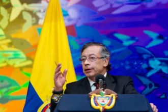 La obligación de solicitar este permiso no es una medida creada específicamente para Petro. Está establecida en el artículo 196 de la Constitución Política, que dispone que quien haya ejercido la Presidencia no puede salir del país durante el año siguiente a la fecha en que cesó en sus funciones sin autorización previa del Senado - Foto: Flick Presidencia Gustavo Petro