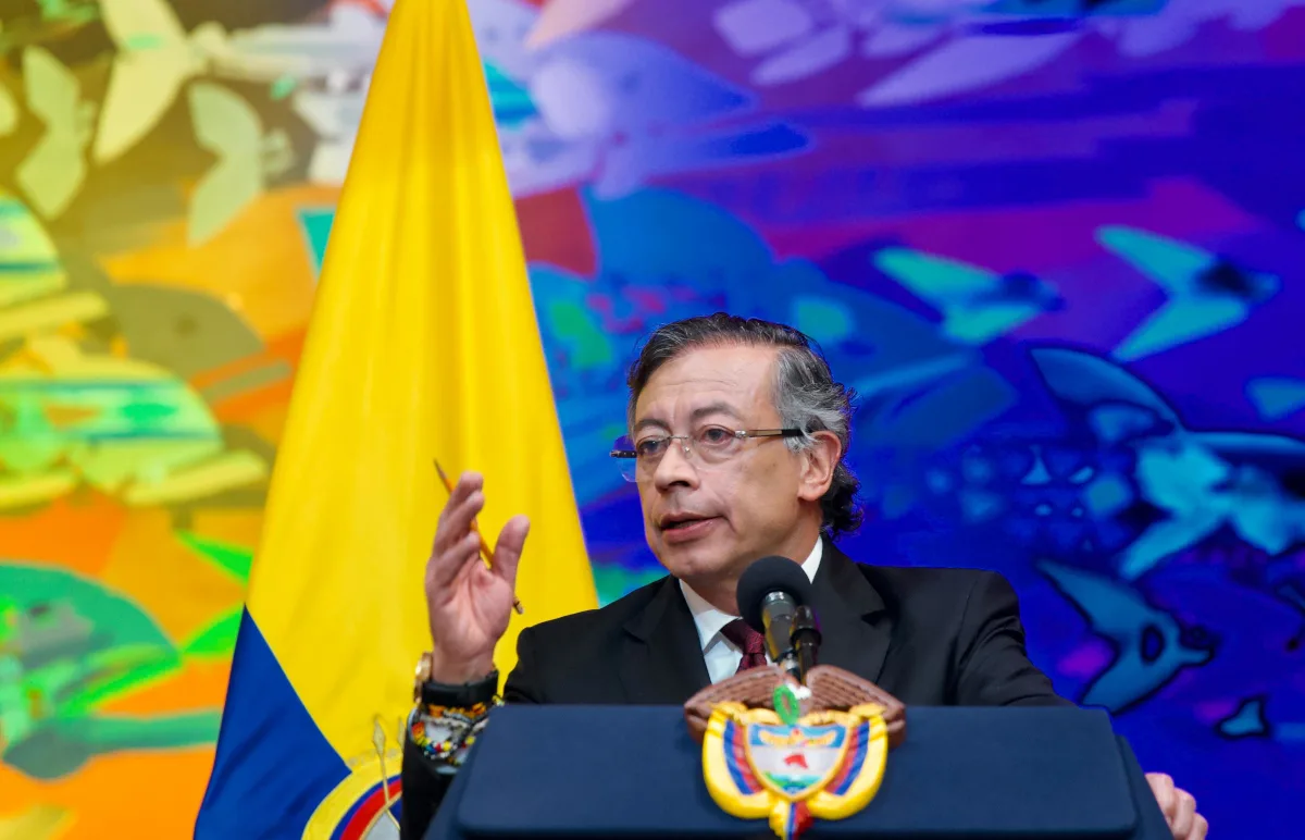 La obligación de solicitar este permiso no es una medida creada específicamente para Petro. Está establecida en el artículo 196 de la Constitución Política, que dispone que quien haya ejercido la Presidencia no puede salir del país durante el año siguiente a la fecha en que cesó en sus funciones sin autorización previa del Senado - Foto: Flick Presidencia Gustavo Petro