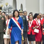 La posesión tuvo un fuerte componente simbólico por el regreso de la familia Fujimori al poder. Keiko es hija del expresidente Alberto Fujimori, quien gobernó Perú entre 1990 y 2000 y cuyo mandato quedó marcado por una profunda transformación económica, pero también por el autoritarismo, las violaciones de derechos humanos y los casos de corrupción que llevaron a su condena. La nueva presidenta llega, además, después de cuatro intentos por alcanzar el cargo - Foto: Presidencia de Perú