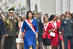 La posesión tuvo un fuerte componente simbólico por el regreso de la familia Fujimori al poder. Keiko es hija del expresidente Alberto Fujimori, quien gobernó Perú entre 1990 y 2000 y cuyo mandato quedó marcado por una profunda transformación económica, pero también por el autoritarismo, las violaciones de derechos humanos y los casos de corrupción que llevaron a su condena. La nueva presidenta llega, además, después de cuatro intentos por alcanzar el cargo - Foto: Presidencia de Perú