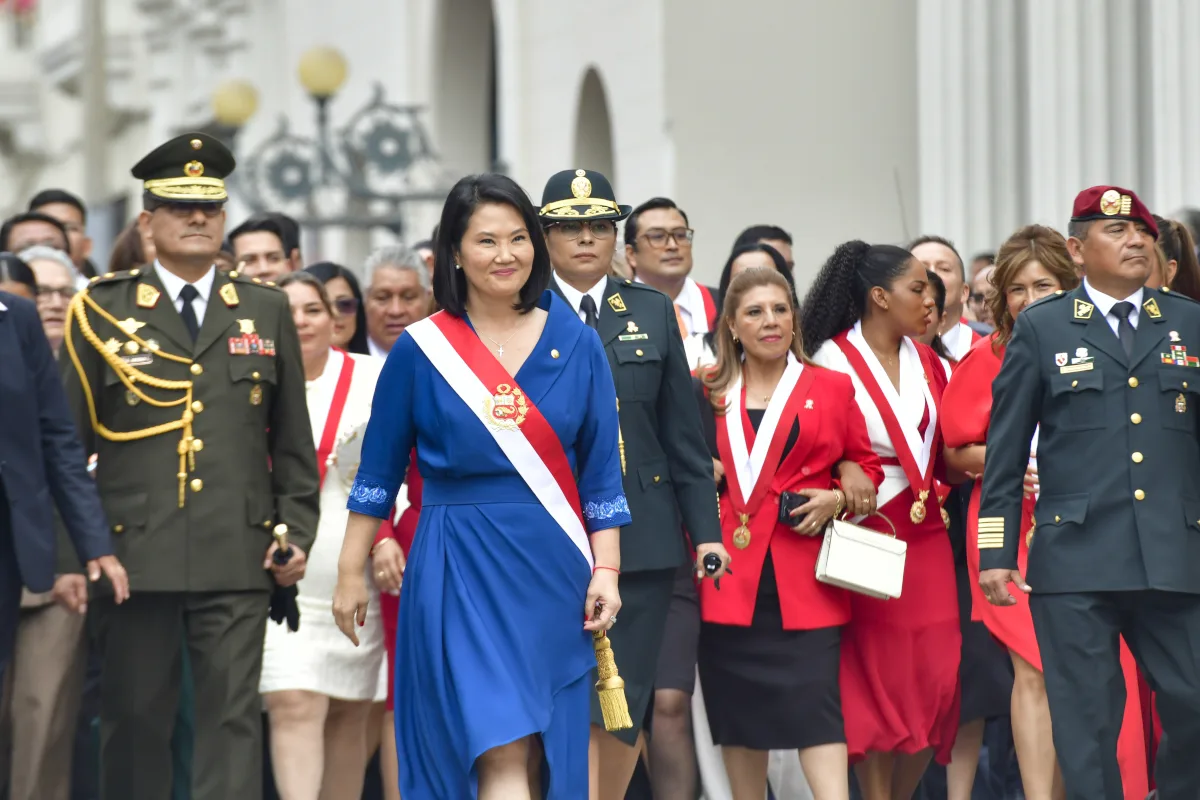 La posesión tuvo un fuerte componente simbólico por el regreso de la familia Fujimori al poder. Keiko es hija del expresidente Alberto Fujimori, quien gobernó Perú entre 1990 y 2000 y cuyo mandato quedó marcado por una profunda transformación económica, pero también por el autoritarismo, las violaciones de derechos humanos y los casos de corrupción que llevaron a su condena. La nueva presidenta llega, además, después de cuatro intentos por alcanzar el cargo - Foto: Presidencia de Perú