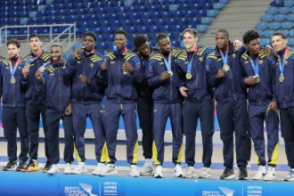 El título tuvo un significado especial porque se trató de la primera medalla de oro obtenida por Colombia en el torneo masculino de voleibol de los Juegos Centroamericanos y del Caribe. La conquista mejoró la plata alcanzada por el seleccionado nacional en Barranquilla 2018 y confirmó el crecimiento de un equipo que ha ganado protagonismo en las competencias regionales - Foto: Comité Olímpico Colombiano