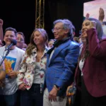 Uno de los mensajes centrales fue que la movilización continuará después de la entrega del poder. Petro presentó el acto no como una despedida, sino como el comienzo de una nueva etapa política. “Esta no es la última manifestación del gobierno, sino la primera en la resistencia popular”, afirmó, según la reconstrucción publicada de su intervención - Foto: Presidencia