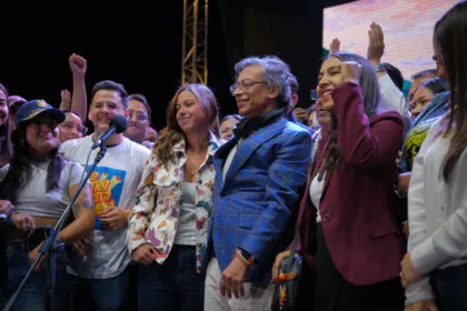 Uno de los mensajes centrales fue que la movilización continuará después de la entrega del poder. Petro presentó el acto no como una despedida, sino como el comienzo de una nueva etapa política. “Esta no es la última manifestación del gobierno, sino la primera en la resistencia popular”, afirmó, según la reconstrucción publicada de su intervención - Foto: Presidencia