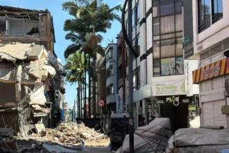 La situación de las viviendas refleja otra de las dimensiones de la tragedia. Según el último balance, 127.557 viviendas resultaron averiadas y otras 26.945 quedaron destruidas, obligando a miles de familias a buscar refugio mientras se determina si sus hogares pueden ser reparados o deben ser reconstruidos - Foto: World Central Kitchen