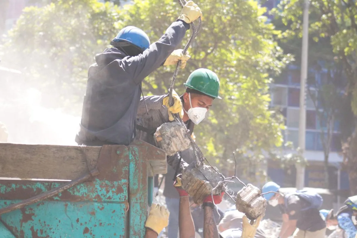 La discusión adquiere una dimensión adicional cuando se trata de recursos o ayudas provenientes del exterior. Colombia ha recibido ofertas de asistencia internacional y la emergencia también ha movilizado solidaridad de gobiernos, organizaciones y particulares. En esos casos, la pregunta no es solamente cuánto llega al país, sino quién recibe los recursos o bienes, quién los administra, a qué territorio se envían y cómo se puede comprobar su entrega - Foto: World Central Kitchen