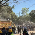 La emergencia económica anunciada por el presidente Abelardo De La Espriella busca darle al Gobierno herramientas extraordinarias para responder a los daños provocados por el terremoto del 10 de agosto. La medida pretende acelerar la atención de los damnificados y la reconstrucción de infraestructura en las zonas más afectadas. Uno de los principales argumentos a favor es la **rapidez**. Un desastre de grandes dimensiones puede desbordar los procedimientos administrativos ordinarios, mientras miles de familias necesitan vivienda, servicios públicos, atención médica y ayudas económicas. El estado de emergencia permite adoptar medidas excepcionales para responder con mayor velocidad. Otro beneficio potencial es la posibilidad de **movilizar recursos públicos de manera extraordinaria**. El Gobierno podría realizar ajustes presupuestales y crear mecanismos específicos para financiar la reconstrucción de hospitales, colegios, viviendas, carreteras y demás infraestructura afectada. Esto puede reducir los tiempos de espera de proyectos que, bajo los procedimientos habituales, podrían tardar meses o años. La emergencia también puede facilitar **alivios para hogares y empresas damnificadas**. Entre las medidas anunciadas por el Gobierno están mecanismos de apoyo a las familias afectadas, alivios tributarios y financieros y herramientas para contribuir a la recuperación de pequeños comerciantes y empresarios de las zonas golpeadas. Otro argumento a favor es la posibilidad de **coordinar la respuesta nacional**. Un desastre que afecta simultáneamente a varios departamentos exige coordinación entre Gobierno, gobernaciones, alcaldías, organismos de socorro y entidades encargadas de infraestructura. La emergencia puede facilitar que las distintas instituciones trabajen bajo objetivos comunes y con recursos extraordinarios. También puede contribuir a una **reconstrucción más integral**. En lugar de limitarse a reparar los daños inmediatos, el Gobierno puede aprovechar la emergencia para reconstruir infraestructura bajo mejores condiciones de seguridad y reducir la vulnerabilidad de las comunidades frente a futuros terremotos. Sin embargo, las facultades excepcionales también tienen riesgos. El primero es que la **urgencia no se convierta en ausencia de controles**. Aunque el Ejecutivo puede adoptar decretos con fuerza de ley durante una emergencia económica, sus decisiones están sometidas al control político del Congreso y al control automático de constitucionalidad de la Corte Constitucional. Otro punto de discusión es el **alcance territorial**. El desastre afectó con distinta intensidad a varios departamentos y municipios. Por eso existe el interrogante de hasta dónde pueden extenderse las medidas económicas extraordinarias. Que un departamento aparezca dentro de una declaratoria de desastre no necesariamente significa que todos sus municipios hayan sufrido daños de igual magnitud. La cuestión adquiere especial relevancia si el Gobierno pretende aplicar medidas económicas a territorios donde la relación con el terremoto sea débil. El artículo 215 de la Constitución exige que las medidas adoptadas durante la emergencia estén destinadas exclusivamente a conjurar la crisis y a impedir la extensión de sus efectos. Una utilización demasiado amplia podría ser cuestionada ante la Corte Constitucional. También existe un riesgo de **desigualdad en la distribución de los recursos**. En una emergencia con múltiples territorios afectados, el Gobierno tendrá que establecer criterios claros para determinar qué municipios y poblaciones reciben ayudas y cuánto dinero se destina a cada uno. Sin reglas transparentes, las decisiones podrían generar controversias entre departamentos y administraciones locales. La velocidad de contratación representa otro desafío. La reconstrucción requiere comprar materiales, contratar obras y adquirir servicios con rapidez, pero los procedimientos excepcionales también pueden aumentar el riesgo de **sobrecostos, contratación deficiente o corrupción**. La urgencia no elimina la necesidad de controles sobre el uso de los recursos públicos. Existe además un riesgo fiscal. Las medidas de emergencia pueden permitir un aumento extraordinario del gasto para atender la tragedia, pero el Gobierno deberá determinar cómo financiará esas obligaciones. Los recursos destinados a la reconstrucción tendrán que ser compatibles con la sostenibilidad de las finanzas públicas y con las demás necesidades del Estado. Otro aspecto que deberá vigilarse es que las medidas sean **temporales y directamente relacionadas con el desastre**. La Constitución no concibe los estados de excepción como una vía para gobernar permanentemente mediante facultades extraordinarias. Si una medida pretende resolver problemas que ya existían antes del terremoto y que no guardan una relación directa con sus consecuencias, podría enfrentar cuestionamientos jurídicos. La emergencia también puede generar incertidumbre para empresas y ciudadanos si los decretos modifican temporalmente obligaciones tributarias, financieras o administrativas. Por eso será fundamental que las reglas sean claras, tengan un periodo de aplicación definido y permitan conocer quiénes pueden acceder a los beneficios y bajo qué condiciones. En el balance, la emergencia económica puede ser una **herramienta útil para acelerar la recuperación** de las comunidades afectadas por el terremoto, especialmente cuando la magnitud de los daños supera la capacidad ordinaria de respuesta de las entidades territoriales. Su principal ventaja es permitir que el Estado actúe con mayor rapidez frente a una situación excepcional. Pero esa misma excepcionalidad constituye su principal riesgo. El éxito de la medida dependerá de que el Gobierno logre demostrar que cada decisión tiene una relación directa con la crisis, que los recursos lleguen efectivamente a los damnificados y que existan controles suficientes sobre el gasto y las nuevas facultades. El desafío será reconstruir más rápido sin convertir la emergencia en un mecanismo para ampliar innecesariamente el poder del Ejecutivo - Foto: World Central Kitchen