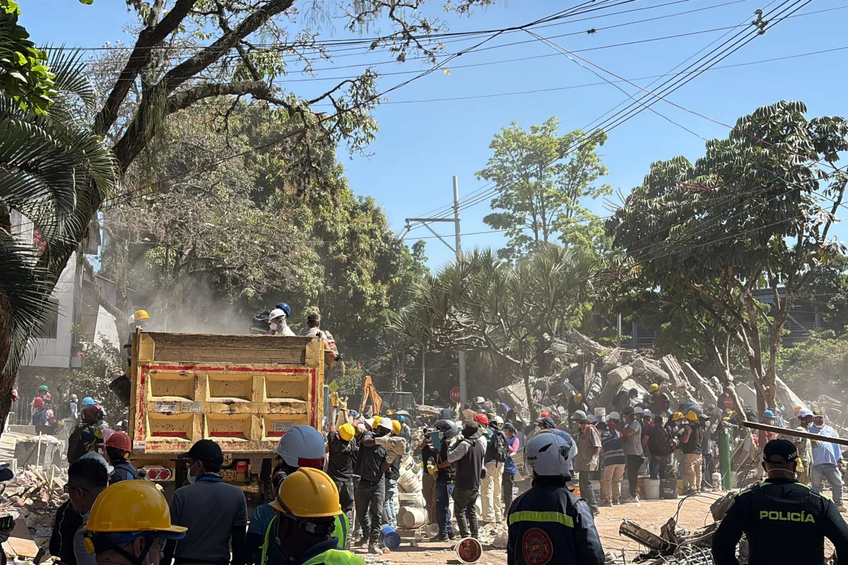 La emergencia económica anunciada por el presidente Abelardo De La Espriella busca darle al Gobierno herramientas extraordinarias para responder a los daños provocados por el terremoto del 10 de agosto. La medida pretende acelerar la atención de los damnificados y la reconstrucción de infraestructura en las zonas más afectadas. Uno de los principales argumentos a favor es la **rapidez**. Un desastre de grandes dimensiones puede desbordar los procedimientos administrativos ordinarios, mientras miles de familias necesitan vivienda, servicios públicos, atención médica y ayudas económicas. El estado de emergencia permite adoptar medidas excepcionales para responder con mayor velocidad. Otro beneficio potencial es la posibilidad de **movilizar recursos públicos de manera extraordinaria**. El Gobierno podría realizar ajustes presupuestales y crear mecanismos específicos para financiar la reconstrucción de hospitales, colegios, viviendas, carreteras y demás infraestructura afectada. Esto puede reducir los tiempos de espera de proyectos que, bajo los procedimientos habituales, podrían tardar meses o años. La emergencia también puede facilitar **alivios para hogares y empresas damnificadas**. Entre las medidas anunciadas por el Gobierno están mecanismos de apoyo a las familias afectadas, alivios tributarios y financieros y herramientas para contribuir a la recuperación de pequeños comerciantes y empresarios de las zonas golpeadas. Otro argumento a favor es la posibilidad de **coordinar la respuesta nacional**. Un desastre que afecta simultáneamente a varios departamentos exige coordinación entre Gobierno, gobernaciones, alcaldías, organismos de socorro y entidades encargadas de infraestructura. La emergencia puede facilitar que las distintas instituciones trabajen bajo objetivos comunes y con recursos extraordinarios. También puede contribuir a una **reconstrucción más integral**. En lugar de limitarse a reparar los daños inmediatos, el Gobierno puede aprovechar la emergencia para reconstruir infraestructura bajo mejores condiciones de seguridad y reducir la vulnerabilidad de las comunidades frente a futuros terremotos. Sin embargo, las facultades excepcionales también tienen riesgos. El primero es que la **urgencia no se convierta en ausencia de controles**. Aunque el Ejecutivo puede adoptar decretos con fuerza de ley durante una emergencia económica, sus decisiones están sometidas al control político del Congreso y al control automático de constitucionalidad de la Corte Constitucional. Otro punto de discusión es el **alcance territorial**. El desastre afectó con distinta intensidad a varios departamentos y municipios. Por eso existe el interrogante de hasta dónde pueden extenderse las medidas económicas extraordinarias. Que un departamento aparezca dentro de una declaratoria de desastre no necesariamente significa que todos sus municipios hayan sufrido daños de igual magnitud. La cuestión adquiere especial relevancia si el Gobierno pretende aplicar medidas económicas a territorios donde la relación con el terremoto sea débil. El artículo 215 de la Constitución exige que las medidas adoptadas durante la emergencia estén destinadas exclusivamente a conjurar la crisis y a impedir la extensión de sus efectos. Una utilización demasiado amplia podría ser cuestionada ante la Corte Constitucional. También existe un riesgo de **desigualdad en la distribución de los recursos**. En una emergencia con múltiples territorios afectados, el Gobierno tendrá que establecer criterios claros para determinar qué municipios y poblaciones reciben ayudas y cuánto dinero se destina a cada uno. Sin reglas transparentes, las decisiones podrían generar controversias entre departamentos y administraciones locales. La velocidad de contratación representa otro desafío. La reconstrucción requiere comprar materiales, contratar obras y adquirir servicios con rapidez, pero los procedimientos excepcionales también pueden aumentar el riesgo de **sobrecostos, contratación deficiente o corrupción**. La urgencia no elimina la necesidad de controles sobre el uso de los recursos públicos. Existe además un riesgo fiscal. Las medidas de emergencia pueden permitir un aumento extraordinario del gasto para atender la tragedia, pero el Gobierno deberá determinar cómo financiará esas obligaciones. Los recursos destinados a la reconstrucción tendrán que ser compatibles con la sostenibilidad de las finanzas públicas y con las demás necesidades del Estado. Otro aspecto que deberá vigilarse es que las medidas sean **temporales y directamente relacionadas con el desastre**. La Constitución no concibe los estados de excepción como una vía para gobernar permanentemente mediante facultades extraordinarias. Si una medida pretende resolver problemas que ya existían antes del terremoto y que no guardan una relación directa con sus consecuencias, podría enfrentar cuestionamientos jurídicos. La emergencia también puede generar incertidumbre para empresas y ciudadanos si los decretos modifican temporalmente obligaciones tributarias, financieras o administrativas. Por eso será fundamental que las reglas sean claras, tengan un periodo de aplicación definido y permitan conocer quiénes pueden acceder a los beneficios y bajo qué condiciones. En el balance, la emergencia económica puede ser una **herramienta útil para acelerar la recuperación** de las comunidades afectadas por el terremoto, especialmente cuando la magnitud de los daños supera la capacidad ordinaria de respuesta de las entidades territoriales. Su principal ventaja es permitir que el Estado actúe con mayor rapidez frente a una situación excepcional. Pero esa misma excepcionalidad constituye su principal riesgo. El éxito de la medida dependerá de que el Gobierno logre demostrar que cada decisión tiene una relación directa con la crisis, que los recursos lleguen efectivamente a los damnificados y que existan controles suficientes sobre el gasto y las nuevas facultades. El desafío será reconstruir más rápido sin convertir la emergencia en un mecanismo para ampliar innecesariamente el poder del Ejecutivo - Foto: World Central Kitchen