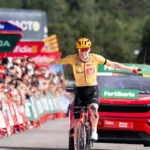 Leknessund cruzó la meta en solitario con 34 segundos de ventaja sobre su compañero Tobias Halland Johannessen. El noruego completó así un doblete para el Uno-X Mobility, mientras Johannessen consiguió distanciar a Wout van Aert en el último kilómetro para asegurar el segundo puesto - Foto: Vuelta a España