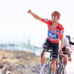 El triunfo tiene además un significado especial para Mas. El corredor mallorquín no ganaba una etapa de La Vuelta desde 2018, cuando se impuso en la Collada de la Gallina. Ocho años después, volvió a levantar los brazos en la carrera en la que ha conseguido cuatro podios finales - Foto: Vuelta a España