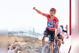 El triunfo tiene además un significado especial para Mas. El corredor mallorquín no ganaba una etapa de La Vuelta desde 2018, cuando se impuso en la Collada de la Gallina. Ocho años después, volvió a levantar los brazos en la carrera en la que ha conseguido cuatro podios finales - Foto: Vuelta a España