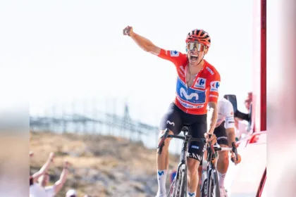 El triunfo tiene además un significado especial para Mas. El corredor mallorquín no ganaba una etapa de La Vuelta desde 2018, cuando se impuso en la Collada de la Gallina. Ocho años después, volvió a levantar los brazos en la carrera en la que ha conseguido cuatro podios finales - Foto: Vuelta a España