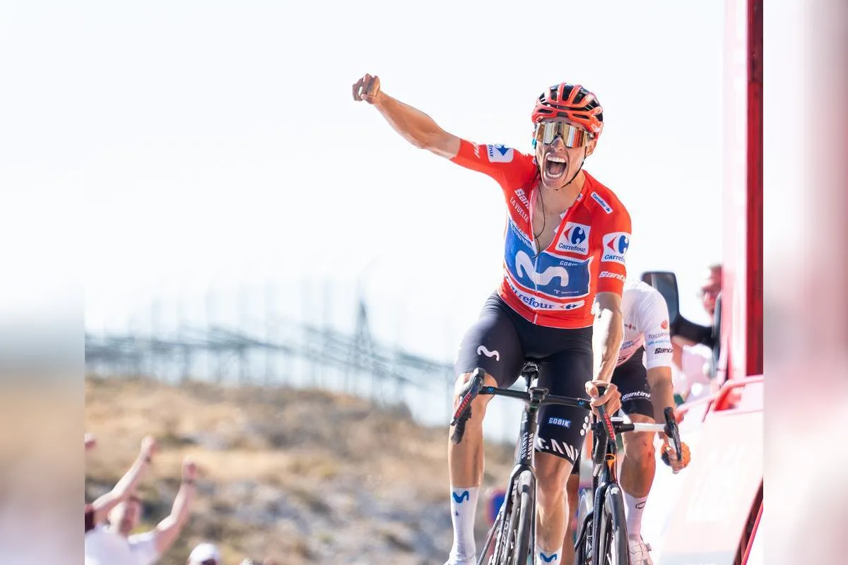 El triunfo tiene además un significado especial para Mas. El corredor mallorquín no ganaba una etapa de La Vuelta desde 2018, cuando se impuso en la Collada de la Gallina. Ocho años después, volvió a levantar los brazos en la carrera en la que ha conseguido cuatro podios finales - Foto: Vuelta a España