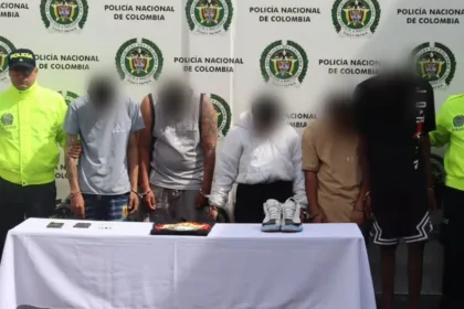 Los procesados son Yulieth Cecilia Angulo Escobar, Nitzon Stiven Mondragón Cuero, Kevin Alexis López Orozco, Juan José Narváez Rodríguez y Edwin García Zuluaga. De acuerdo con la Fiscalía, cada uno habría cumplido un papel diferente dentro del plan que terminó con la muerte de María Camila y la extracción de su bebé. Ninguno aceptó los cargos formulados - Foto: Secretaría de Seguridad de Cali
