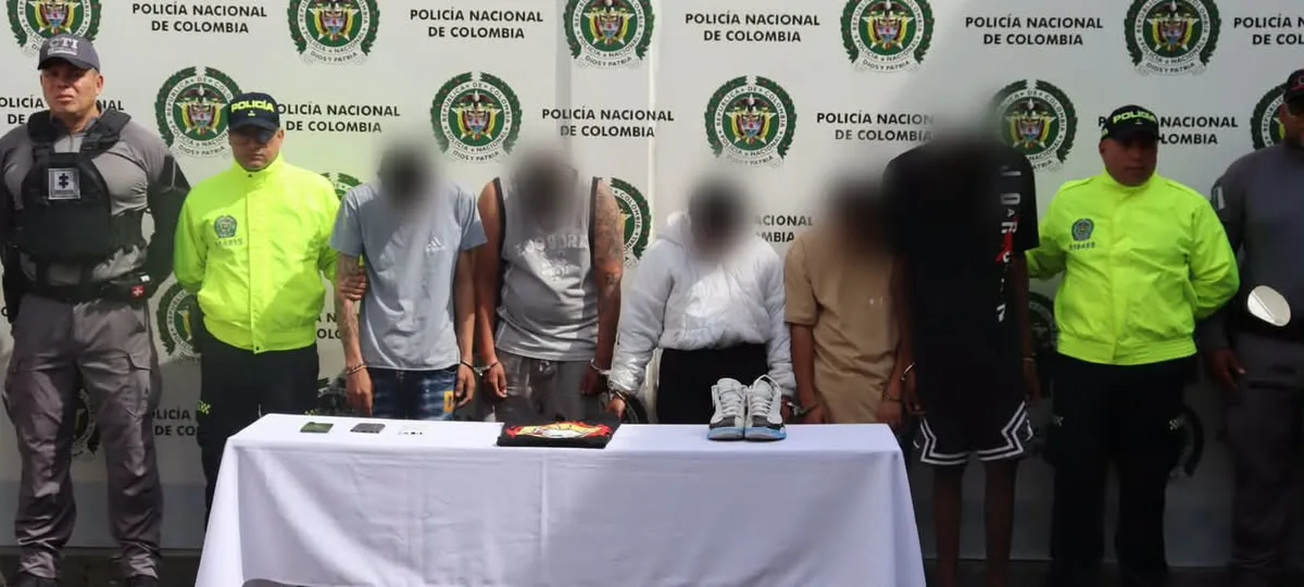 Los procesados son Yulieth Cecilia Angulo Escobar, Nitzon Stiven Mondragón Cuero, Kevin Alexis López Orozco, Juan José Narváez Rodríguez y Edwin García Zuluaga. De acuerdo con la Fiscalía, cada uno habría cumplido un papel diferente dentro del plan que terminó con la muerte de María Camila y la extracción de su bebé. Ninguno aceptó los cargos formulados - Foto: Secretaría de Seguridad de Cali